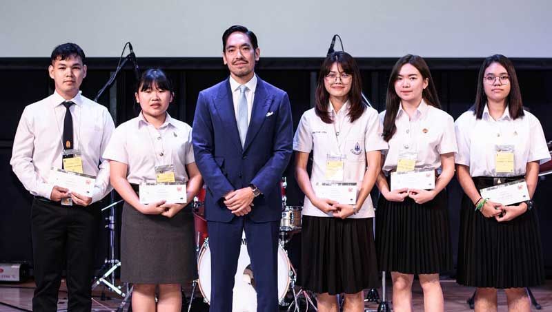 ประกาสิทธิ์ พรประภา กับนิสิตที่รับทุนกรรมการผู้จัดการใหญ่