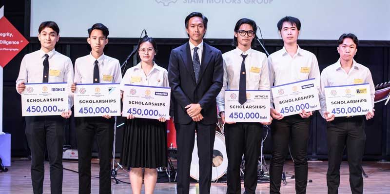 ประณิธาน พรประภา กับนิสิตที่รับทุน Automotive Engineering