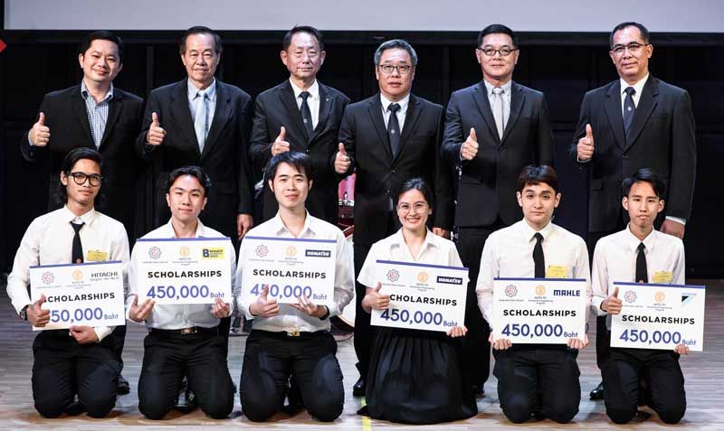 5 บริษัทที่สนับสนุนทุน Automotive Engineering อาทิ ไดกิ้น, มาเล่ห์, โคมัตสุ, ฮิตาชิ ถ่ายภาพกับ 6 นิสิตคนเก่ง