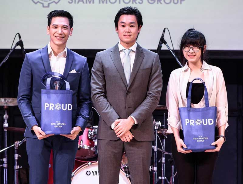 ประนัปดา พรประภา ถ่ายภาพร่วมกับมูลนิธิไทยรัฐและสมาคมต่างๆ