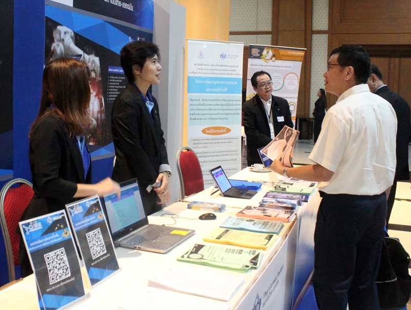 บรรยากาศในงาน มีผู้บริหารหน่วยงานภาครัฐ ภาคเอกชน ภาคการศึกษา และประชาชนทั่วไปเข้าร่วมงานอย่างคับคั่ง