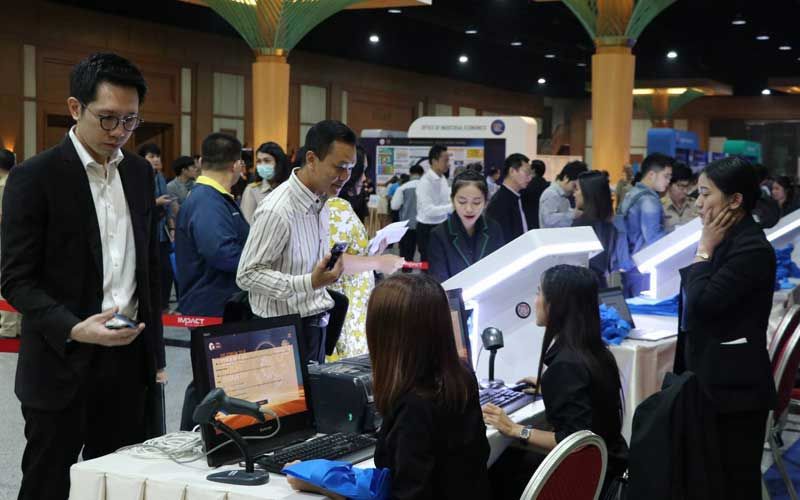 บรรยากาศในงาน มีผู้บริหารหน่วยงานภาครัฐ ภาคเอกชน ภาคการศึกษา และประชาชนทั่วไปเข้าร่วมงานอย่างคับคั่ง