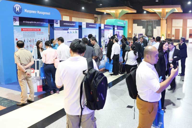 บรรยากาศในงาน มีผู้บริหารหน่วยงานภาครัฐ ภาคเอกชน ภาคการศึกษา และประชาชนทั่วไปเข้าร่วมงานอย่างคับคั่ง