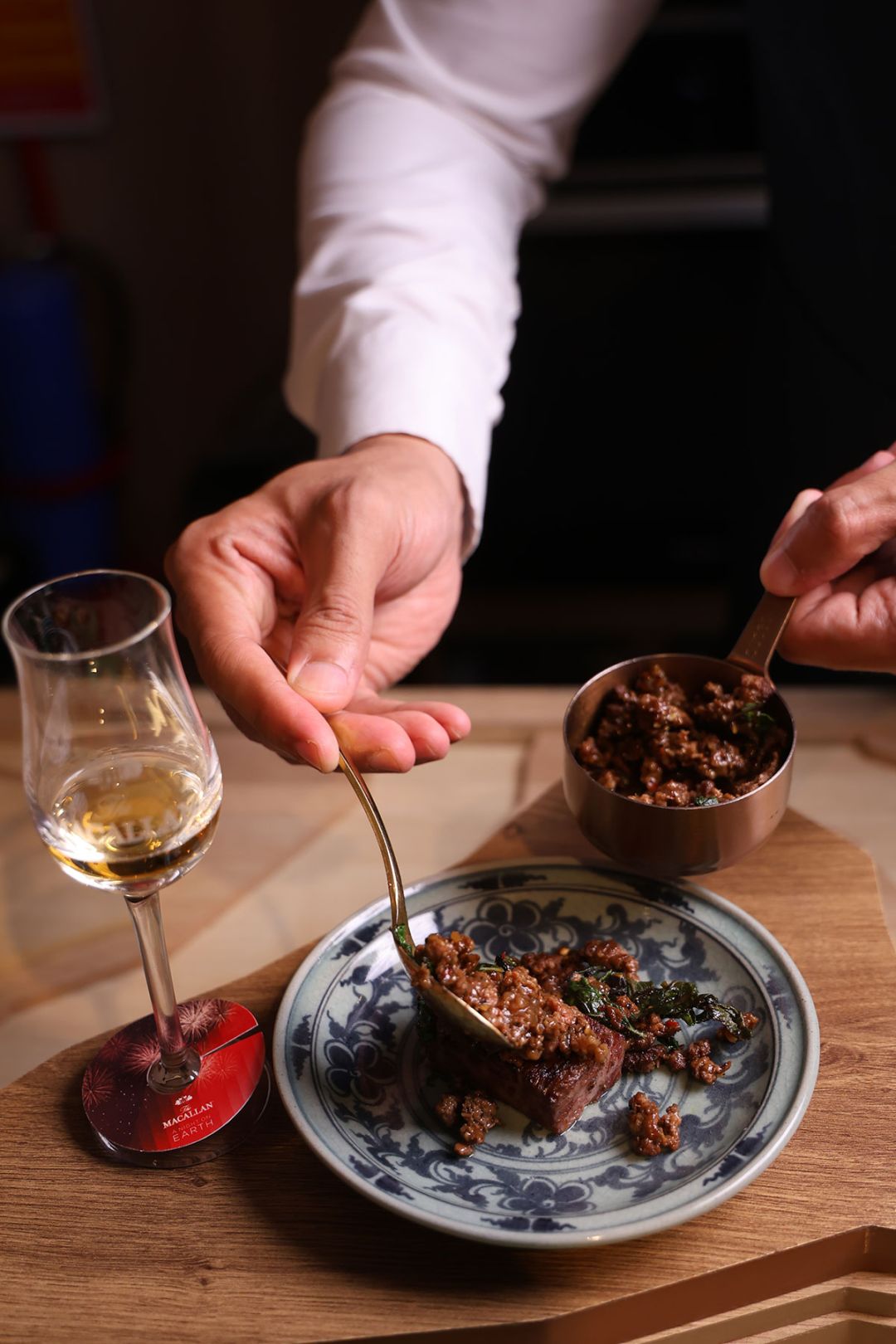 ซี่โครงเนื้อซอสกะเพราแดง จับคู่กับ The Harmony

