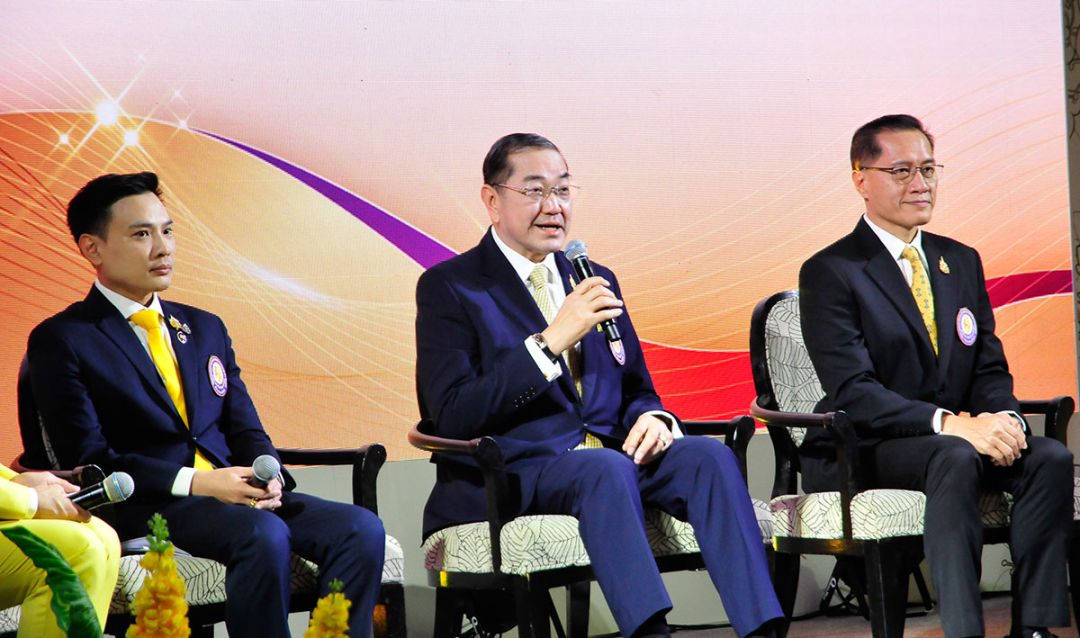 ศ.พิเศษ ดร.สุรเกียรติ์ เสถียรไทย, วีระศักดิ์ โควสุรัตน์ และ ฐิติวัฒน์ ว่องวรรณกุล
ให้รายละเอียดการจัดงาน “เพื่อนพึ่ง (ภาฯ) เฉลิมพระเกียรติพระบาทสมเด็จพระเจ้าอยู่หัว ทรงเจริญพระชนมพรรษา 72 พรรษา” ภายใต้แนวคิด “๑๐ ทศมราชา สายธารพระเมตตาสู่แผ่นดิน เพื่อนพึ่ง (ภาฯ) 2567”

