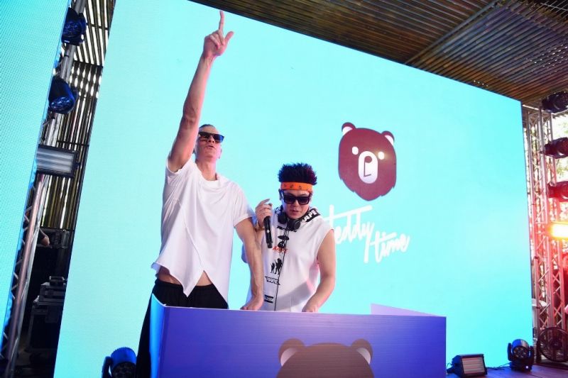 โชว์ EDM จาก ดีเจ Ziki (ซีกี้) และ ดีเจ Ono (โอโน่)
