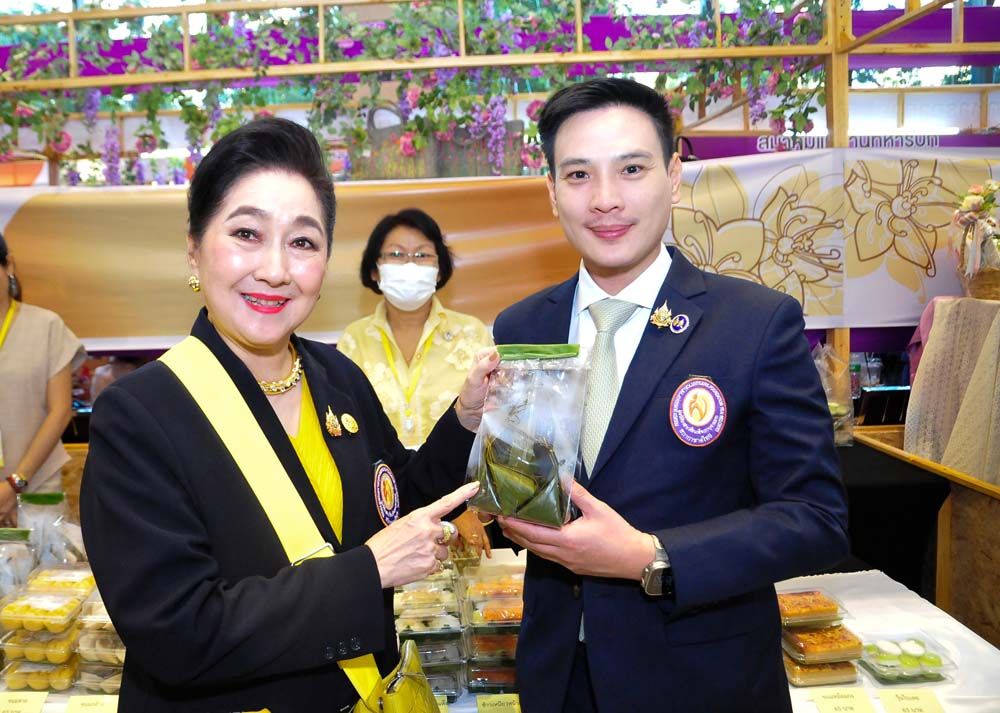 ผาณิต พูนศิริวงศ์ และ ฐิติวัฒน์ ว่องวรรณกุล ร่วมอุดหนุนร้านวังเลอดิส