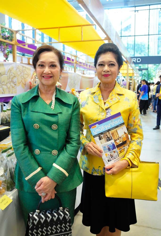 รักษา แสงภู่ และ ฉัตรสุดา จันทร์ดียิ่ง ร่วมอุดหนุนสินค้าในงาน