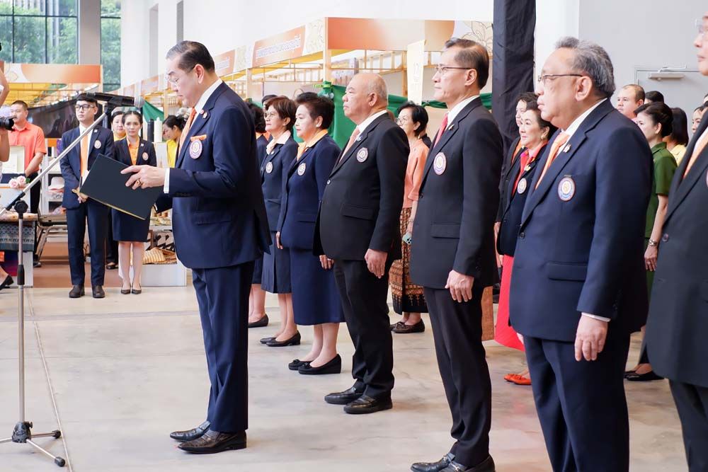 ประธานพิธี นำคณะกรรมการมูลนิธิฯ และผู้ร่วมงานกล่าวถวายพระพร องค์ประธานมูลนิธิฯ เนื่องในวันคล้ายวันประสูติ