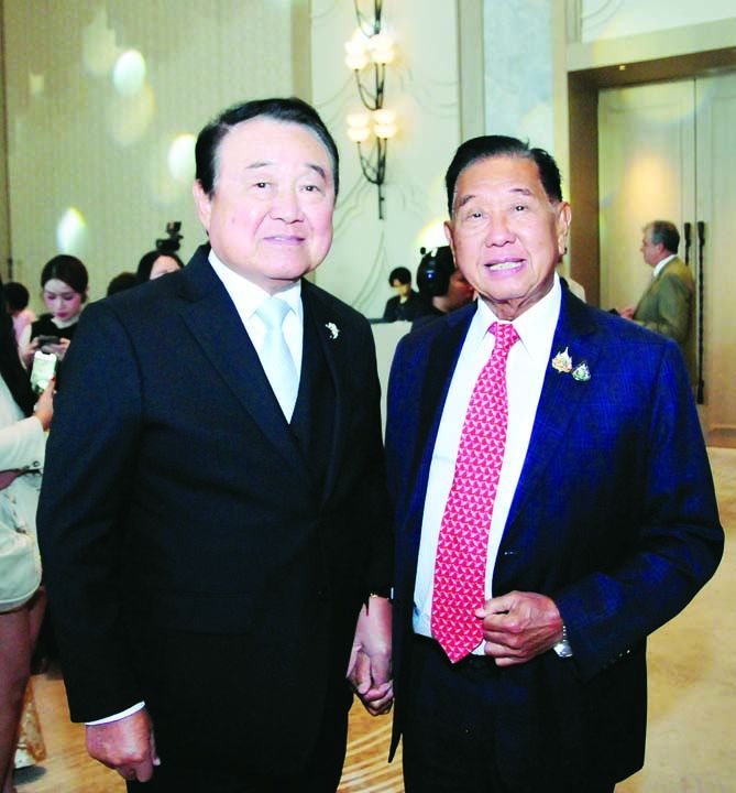 คุณปู่เจ้าสาว พรสิทธิ์ ศรีอรทัยกุล ต้อนรับ ประจักษ์
ตั้งคารวคุณ