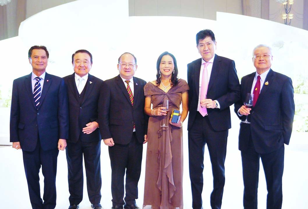 พล.อ.สืบสันต์ ทรรทรานนท์, เกรียงไกร เธียรนุกุล, อรกัญญา พิบูลธรรม, อรัญ เอี่ยมสุรีย์ และ ศ.พิเศษ วิบูลย์ ตั้งกิตติภาภรณ์ มีคุณปู่เจ้าสาว ต้อนรับ

