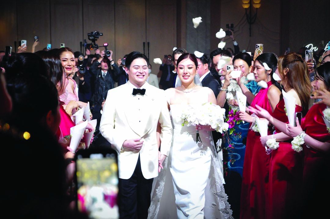 บ่าว-สาว สิริน ศรีอรทัยกุล - Kenneth Hui Hao Yu ท่ามกลางความยินดีจากเพื่อนๆ