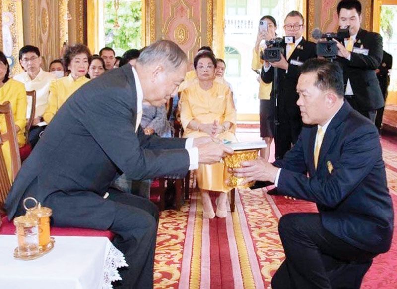 สุพจน์ รอดเรือง ณ หนองคาย ผู้แทนปลัดกระทรวงมหาดไทย มอบ
หนังสือ 100 ปี อดีตองค์ประธาน 2 พระองค์แด่ประธาน ในฐานะที่
กระทรวงมหาดไทย สนับสนุนการจัดพิมพ์เมื่อปี 2564