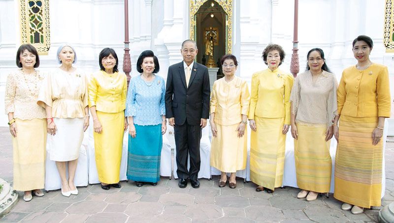 ประธานในพิธีฯถ่ายภาพหมู่ร่วมกับคณะกรรมการมูลนิธิฯ สาวิตรี บริพัตร ณ อยุธยา,อารยาอรุณานนท์ชัย,ม.ร.ว.พร้อมฉัตร
สวัสดิวัตน์, ผศ.ดร.พรทิพย์ พุกผาสุข, อุบล อัครพัฒน์, จิรวรรณ เพ็ญพาส, นิชา หิรัญบูรณะ ธุวธรรม (ส�นักนายก
รัฐมนตรี) และ กรรณภรณ์วงศ์ปิยะกุล