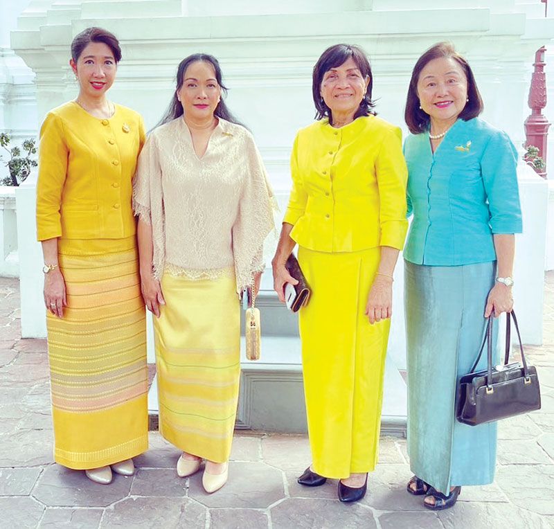 คณะกรรมการมูลนิธิฯ ร่วมถ่ายภาพ อุบล อัครพัฒน์,
สาวิตรี บริพัตร ณ อยุธยา, วิไล ตั้งสิน วิทยฐานกรณ์
และ นิชา หิรัญบูรณะ ธุวธรรม