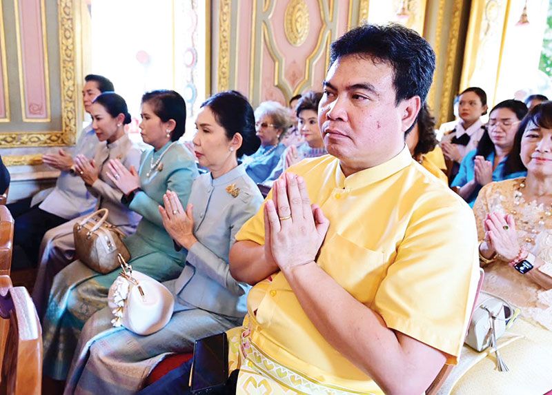 ผู้ร่วมงานในพิธีร่วมฟังสวดพระพุทธมนต์ พวงเพชร โพธิ์แก้ว
(สมาคมภริยาทหารเรือ), รศ.ดร.วารีรัตน์ ถาน้อย (สมาคม
แม่บ้านทหารอากาศ), ลภัทธิตา จินตกานนท์ (สมาคม
แม่บ้านต�รวจ) และ สามภพ ศิริจันทรากูร (กรมการพัฒนาชุมชน)