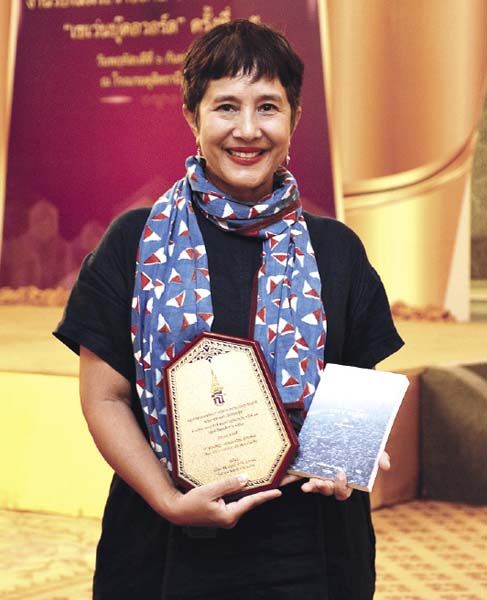 สรณรัชฎ์ กาญจนวณิชย์

“City Sight เมืองที่มองไม่เห็น” (สารคดี)

“รู้สึกเป็นเกียรติอย่างยิ่งที่ได้รับรางวัล เป็นเรื่องที่ไม่เคยคาดคิดมาก่อนหนังสือเรื่อง City Sight เป็นการรวบรวมบทความที่เขียนเกี่ยวกับเมือง โฟกัสเรื่องเมืองในมิติต่างๆ ซึ่งเป็น
ความสนใจในช่วงก่อนหน้านี้ ในช่วงนี้
และในอนาคตวางไว้ว่าจะเขียนเรื่องของคนกับธรรมชาติ”