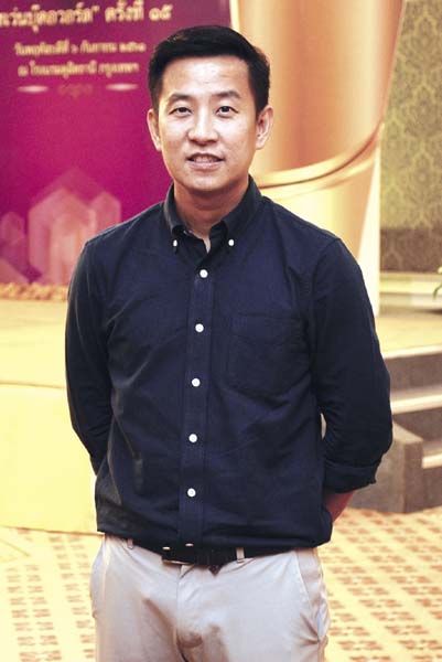 สราวุธ เฮ้งสวัสดิ์

หรือ นิ้วกลม

“รองชนะเลิศอันดับ 1 ในประเภทสารคดี จากหนังสือเรื่อง หิมาลัยไม่มีจริง ดีใจมากที่ได้รับรางวัลนี้เพราะเป็นการส่งหนังสือเข้าประกวดเป็นครั้งแรกในชีวิต รางวัลเซเว่นบุ๊คอวอร์ดเป็นรางวัลที่ติดตามผลทุกปี ในอนาคตจะเขียนหนังสือที่มีเนื้อหาที่เข้มข้นขึ้น จะทำงานสารคดีมากขึ้น