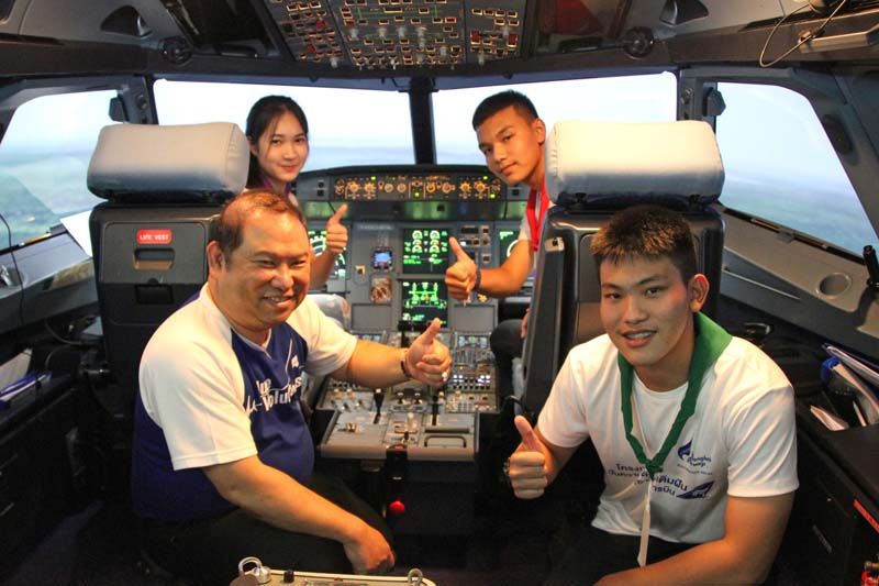 กัปตันพุฒิพงศ์ ปราสาททองโอสถ ให้คำแนะนำเยาวชนภายในห้องจำลองการบิน