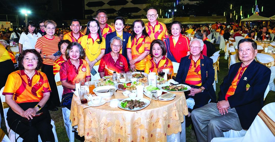 ชวน หลีกภัย, ประกิต อภิสารธนรักษ์, มนู-ผศ.ประภัสสร เลียวไพโรจน์, รศ.จารุพร ไวยนันท์, ผาณิต พูนศิริวงศ์, รศ.สวาท แย้มวงษ์ศรี, ปิยะมิตร ยอดเมือง, ศุลีพร โชควิวัฒน, วิทูร รัตนเมธานนท์ และรัชพร พรหมแสน