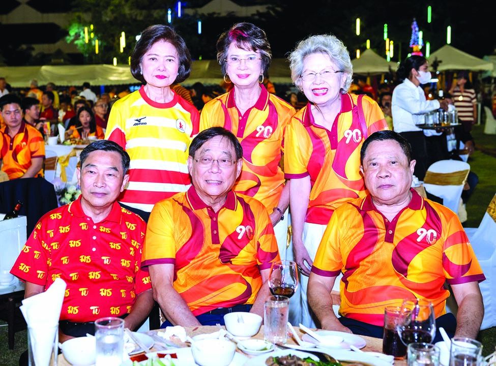 พิชัย ชุณหวชิร รมว.คลัง และอดีตนายกสมาคมธรรมศาสตร์ฯ, อานุภาพ
ธีรณิศรานนท์, สมชาย สาโรวาท, ชวนพิศ ฉายเหมือนวงศ์