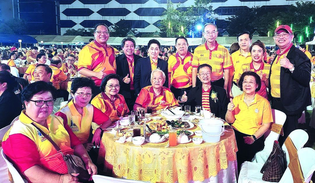 ประธานชมรมเพื่อนโดม ดร.สันติภาพ-สุมาลี เตชะวณิช, บุญสม อัครธรรมกุล กรรมการเลขานุการชมรมเพื่อนโดม ปราณี ใบแก้ว อมรา เตชะวันชัย สุวนีย์ กิตติปัญญางาม,สมเกียรติ คงสวัสดิ์,
อรรถชัย วงศ์อุดมมงคล, ผาณิต พูนศิริวงศ์, สมชาย สาโรวาท, สุรพงษ์ กองจันทึก, พิจารณ์
สุภารังษี, ปานหทัย ศรีสมุทร และโกวิท สว่างวารีสกุล