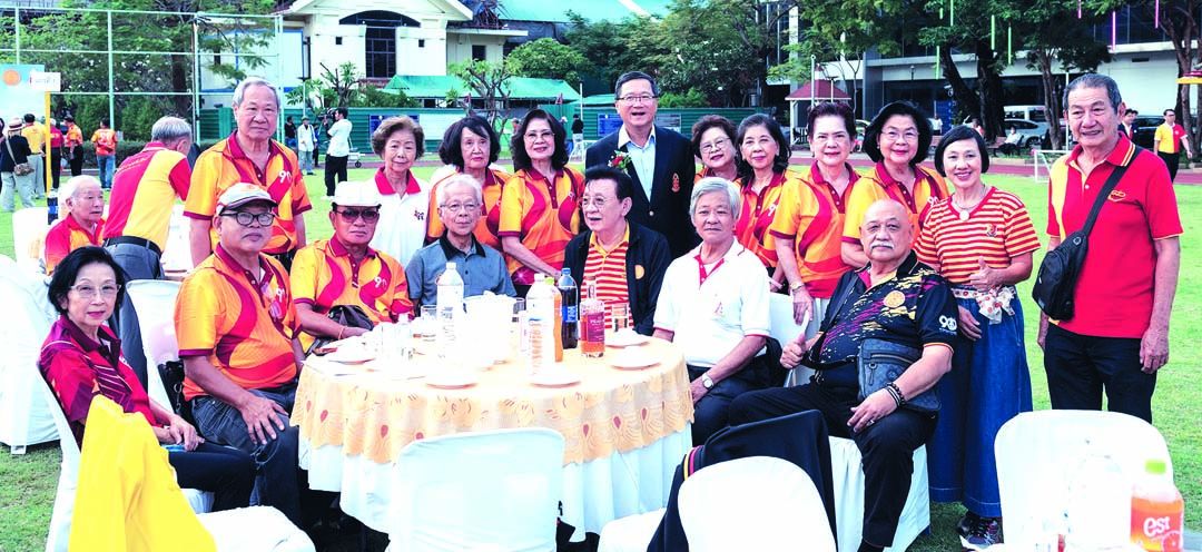 ชาญศิลป์ ตรีนุชกร นายกสมาคมธรรมศาสตร์ในพระบรมราชูปถัมภ์, เจตนากร นภีตะภัฏ,
กอบศักดิ์ พงศ์พนรัตน์, ช่อลัดดา กาญจนา เพชรมณี