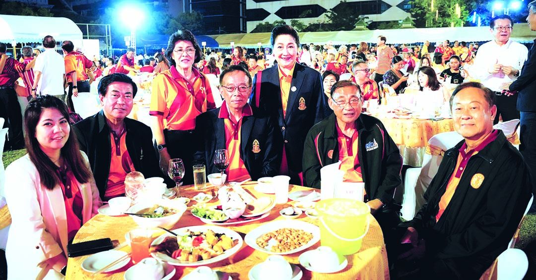 กก.สมาคมธรรมศาสตร์ฯ ดร.ธีรวัฒน์ ธัญลักษณภาคย์, เสริมศักดิ์ พงษ์พานิช, วรรณิภา
วุฒิวัฒน์ และศิษย์เก่าธรรมศาสตร์