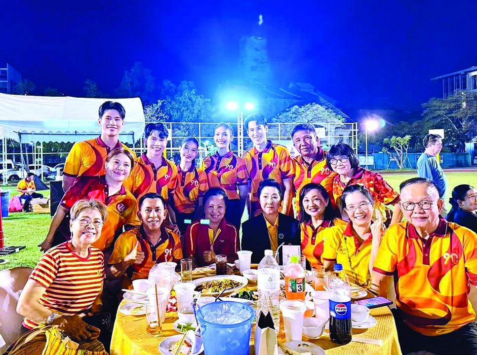 ผาณิต พูนศิริวงศ์ กับกลุ่มเพื่อน ป.โท วารสาร อาทิ ปิยะมิตร ยอดเมือง, ศุลีพร โชควิวัฒน, วิทูร รัตนเมธานนท์,
รัชพร พรหมแสน, อาภรณ์ ศุภเดโชชัย, ธัญวลัย วัฒนธีรพันธุ์ และ รัตนวิมล นารี ศุกรีเขตร