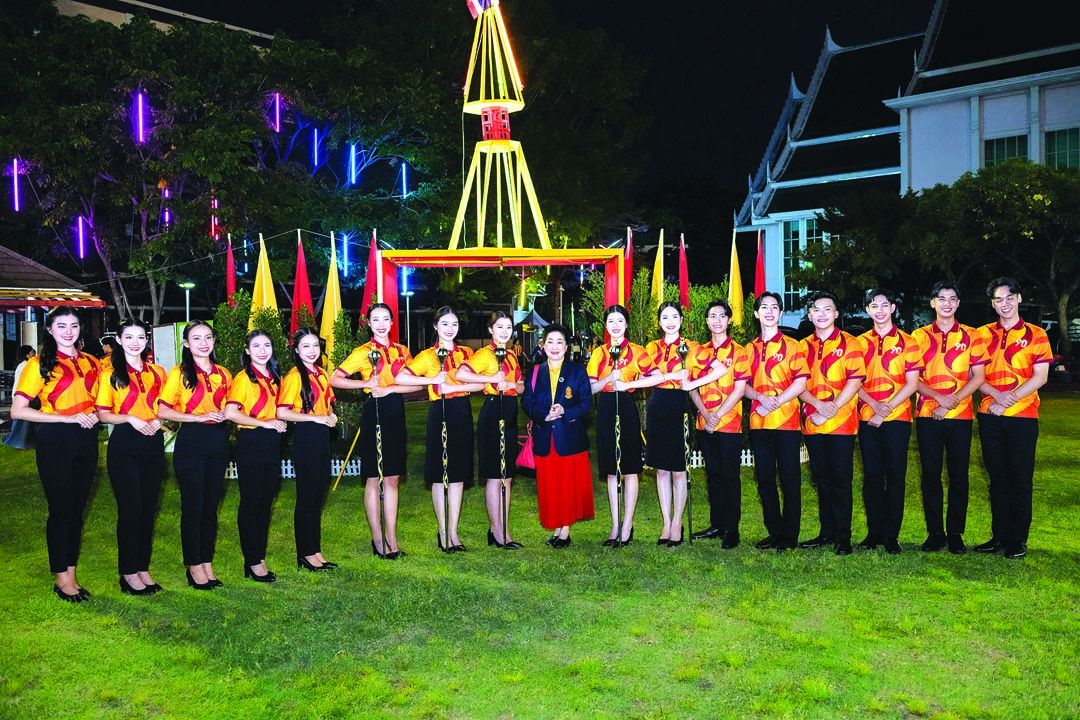 ผาณิต พูนศิริวงศ์ อุปนายกสมาคมธรรมศาสตร์ฯ อดีตผู้อัญเชิญธรรมจักร กับน้องๆ ดรัมเมเยอร์และทูตกิจกรรม มธ.