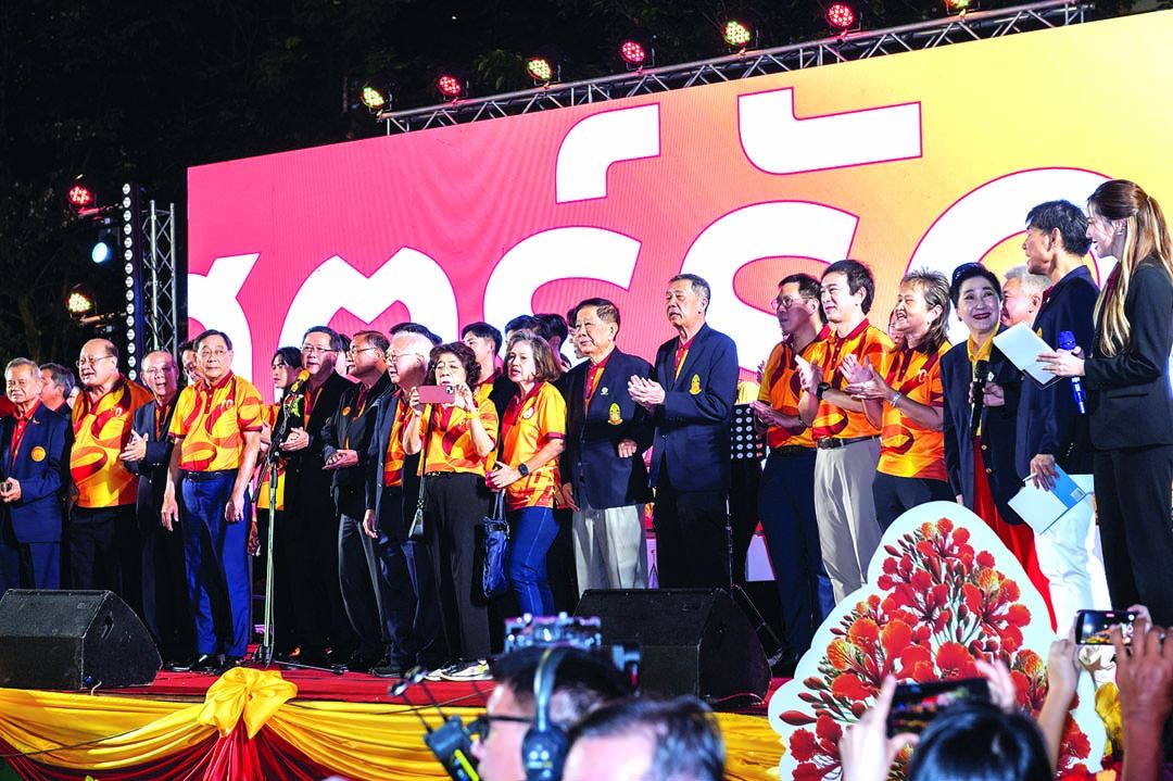 พิชัย ชุณหวชิร รมว.คลัง และอดีตนายกสมาคมธรรมศาสตร์ฯ พร้อมด้วย ศิษย์เก่าธรรมศาสตร์
รวมพลังร้องเพลงพระราชนิพนธ์ยูงทอง เพลง ธรรมศาสตร์รักกัน และเพลงมาร์ช มธก.