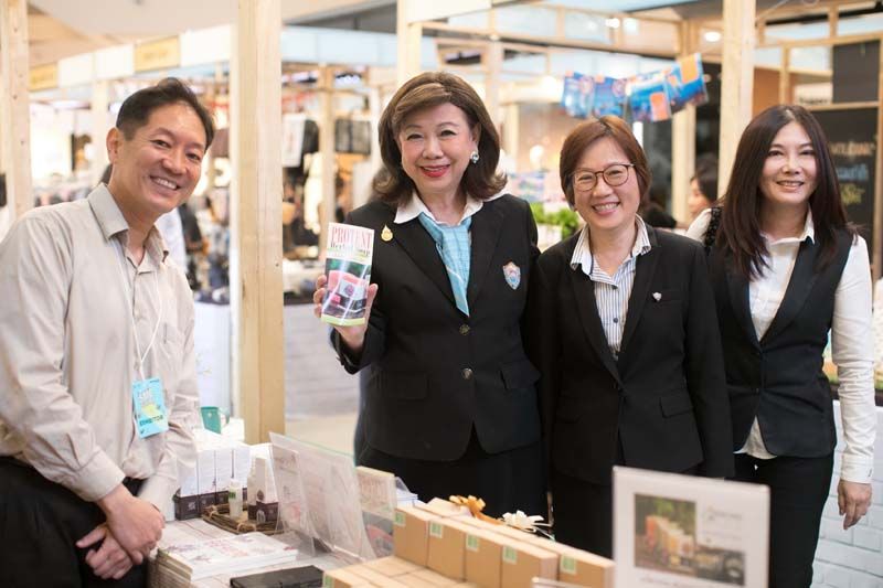 ดร.เพชรมณี ดาวเวียง รอง ผอ.ฝ่ายส่งเสริมธุรกิจ SMEs ร่วมเยี่ยมชมและอุดหนุนร้านค้า