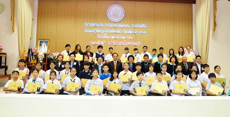 ประธานในพิธี พร้อมด้วยคณะผู้บริหารสมาคม ร่วมถ่ายภาพกับคณะเยาวชนและผู้นำเยาวชนที่เข้าร่วมโครงการ Village ประเทศต่างๆ