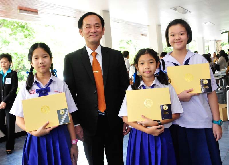 วิทัศน์ เตชะบุญ อธิบดีกรมกิจการเด็กและเยาวชน กับน้องเยาวชนที่เข้าร่วมโครงการ