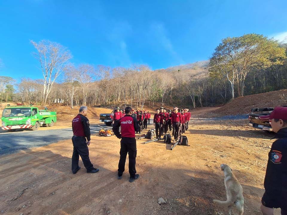 ภาพไฟป่าวันที่ 10 ม.ค.68  ศูนย์ส่งเสริมการควบคุมไฟป่านครราชสีมา ศูนย์ส่งเสริมการควบคุมไฟป่าปราจีนบุรี หน่วยป้องกันรักษาป่าที่ นม.1 (ปากช่อง) และศูนย์ปฏิบัติการไฟป่านครราชสีมา กรมอุทยานฯ รวมกำลังพลจำนวน 33 นาย ร่วมสนธิกำลังควบคุมไฟป่าสงวนแห่งชาติป่าเขาเสียดอ้า