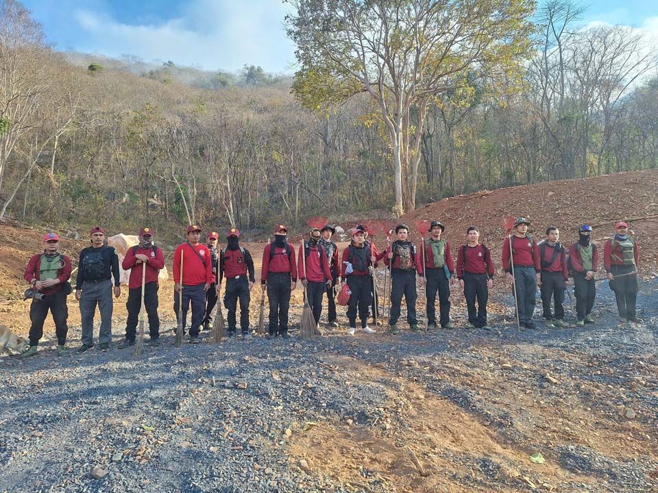 ภาพไฟป่าวันที่ 10 ม.ค.68  ศูนย์ส่งเสริมการควบคุมไฟป่านครราชสีมา ศูนย์ส่งเสริมการควบคุมไฟป่าปราจีนบุรี หน่วยป้องกันรักษาป่าที่ นม.1 (ปากช่อง) และศูนย์ปฏิบัติการไฟป่านครราชสีมา กรมอุทยานฯ รวมกำลังพลจำนวน 33 นาย ร่วมสนธิกำลังควบคุมไฟป่าสงวนแห่งชาติป่าเขาเสียดอ้า