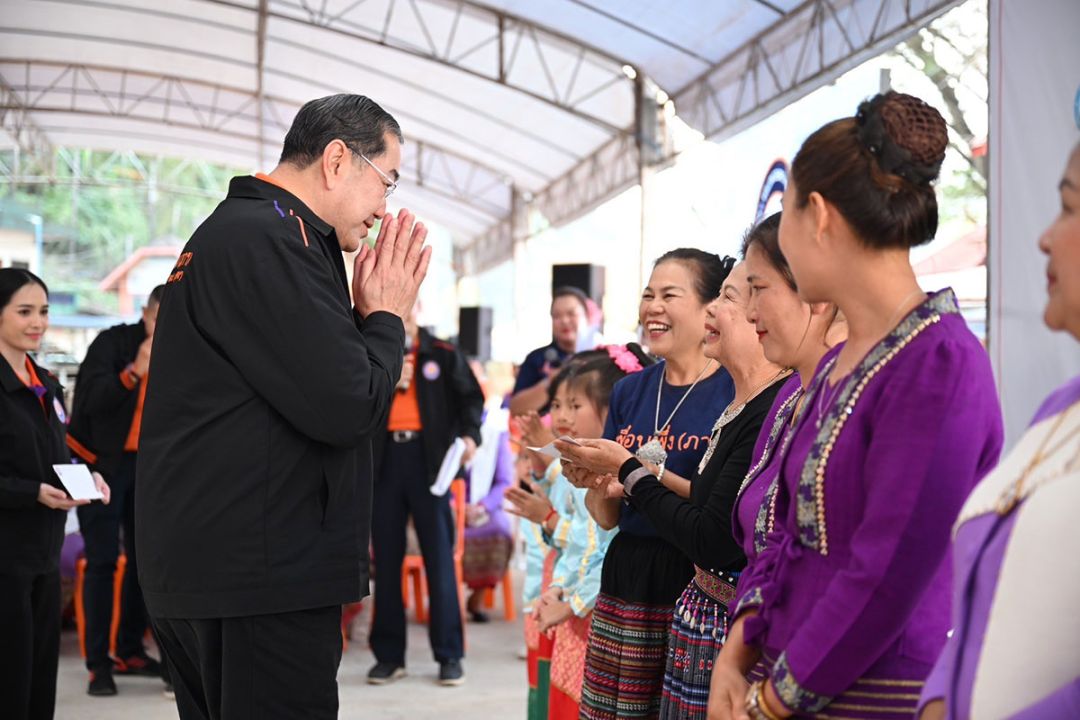 ตัวแทนชุมชนกล่าวขอบคุณมูลนิธิฯ ผ่าน ศ.พิเศษ ดร.สุรเกียรติ์ เสถียรไทย ที่ให้การช่วยเหลือจนสามารถกลับมาใช้ชีวิตได้อย่างปกติสุขอีกครั้ง