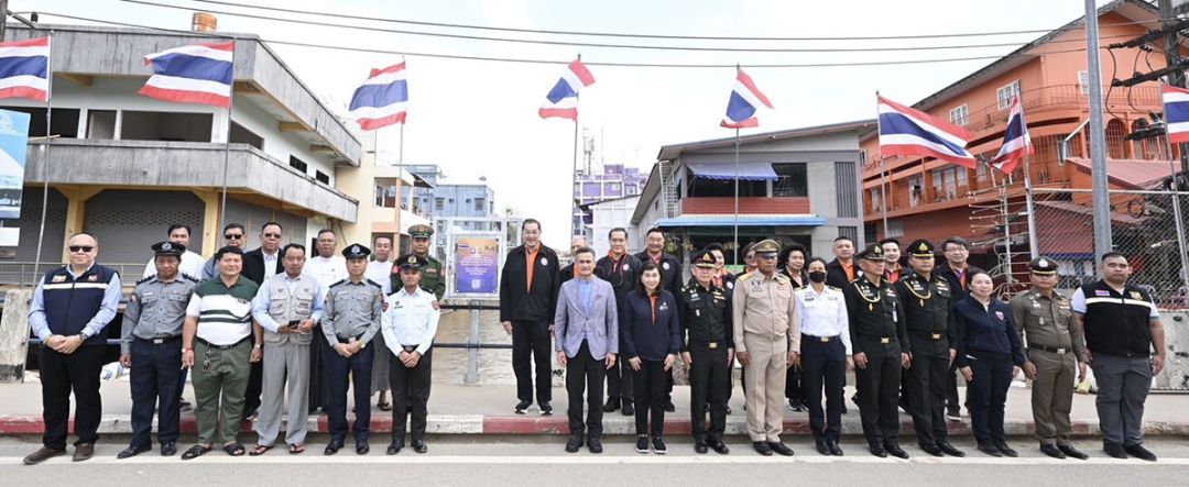 ศ.พิเศษ ดร.สุรเกียรติ์ เสถียรไทย ส่งมอบสถานีโทรมาตรอัตโนมัติ ให้กับ พ.ท.ตั้น หล่าย วิน รักษาราชการ ผู้บังคับการ กองบังคับการยุทธศาสตร์ท่าขี้เหล็ก เมียนมา โดยมีคณะกรรมการมูลนิธิ ผู้บริหารส่วนท้องถิ่นไทยและเมียนมาร่วมเป็นสักขีพยาน