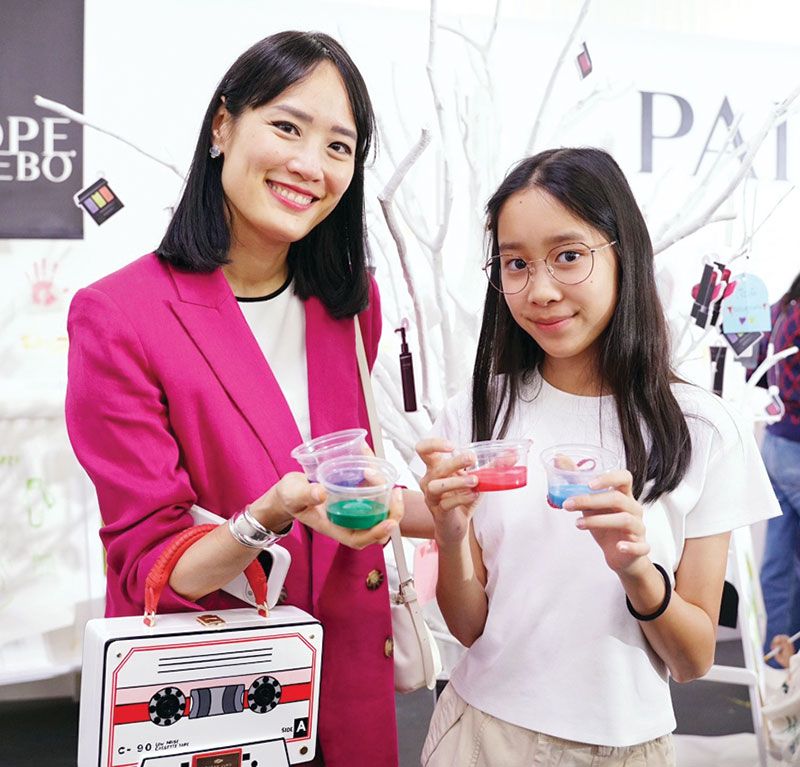 เอพริล ศรีวิกรม์ และลูกสาว
น้องเอวา