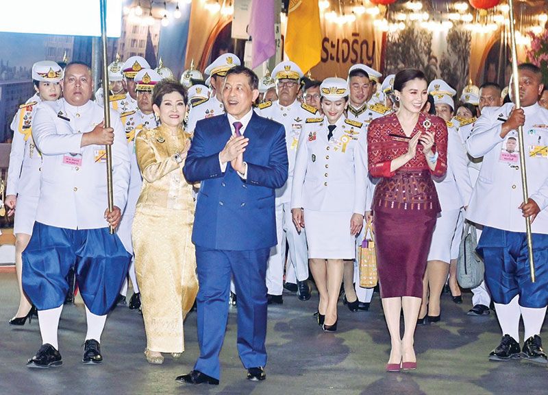 พระบาทสมเด็จพระเจ้าอยู่หัว และ สมเด็จพระนางเจ้าฯ พระบรมราชินี เสด็จพระราชดำเนินไปตามถนนมังกร ท่ามกลางประชาชนที่เฝ้าฯ รับเสด็จอย่างเนืองแน่น

พระคณาจารย์จีนธรรมวชิรานุวัตร เจ้าอาวาสวัดมังกรกมลาวาส นำบรรพชิตจีน 73 รูป สวดถวายพระพร