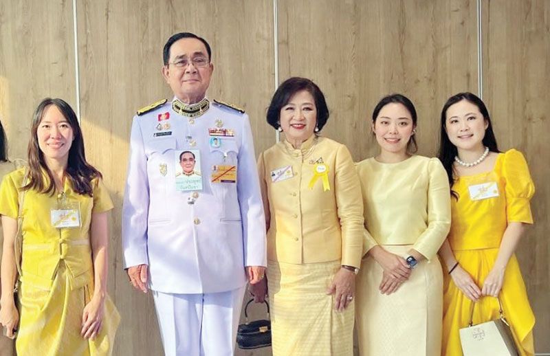 พลเอกประยุทธ์ จันทร์โอชา องคมนตรี โดยมี พัชรินทร์ ลิ่วเฉลิมวงศ์ วงศ์ศิริเดช และ
ลูกๆ ให้การต้อนรับ