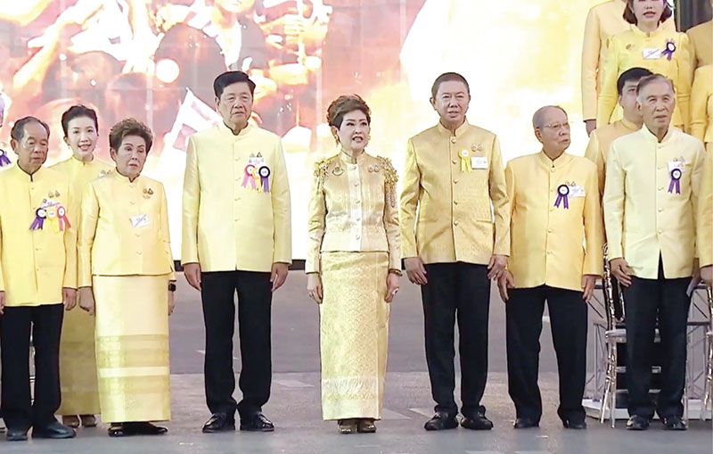 คุณหญิงณัฐิกา วัธนเวคิน อังอุบลกุล ประธาน สธวท และประธานจัดงาน, จรรย์สมร
วัธนเวคิน ที่ปรึกษาโครงการจัดสร้างซุ้มประตูเฉลิมพระเกียรติฯ, ณรงค์ศักดิ์ พุทธพรมงคล
ประธานหอการค้าไทย-จีน, สนั่น อังอุบลกุล ประธานคณะ กก.หอการค้าไทยและสภา
หอการค้าแห่งประเทศไทย, พงษ์ศักดิ์ อัสสกุล และอิสระ ว่องกุศลกิจ