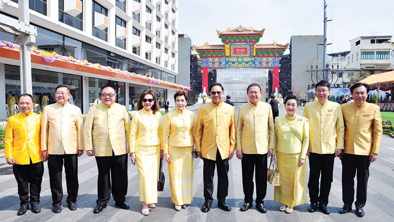 สนั่น อังอุบลกุล ประธานคณะ กก.หอการค้าไทยฯ ต้อนรับ ประเสริฐ จึงกิจรุ่งโรจน์,สวาท
ธีระรัตนนุกูลชัย, ประสงค์ เอาฬาร, กลินท์-เพชรพริ้ง สารสิน, ผาณิต พูนศิริวงศ์, สมบัติ ชินสุขเสริม