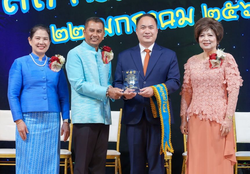 กัณฑ์พงศ์ สุระวรรณวิจิตร รอง ปธ.หอการค้า อุดรธานี รับโล่เกียรติคุณในโอกาสรับรางวัลลูกที่มีความกตัญญูกตเวทีอย่างสูงต่อแม่