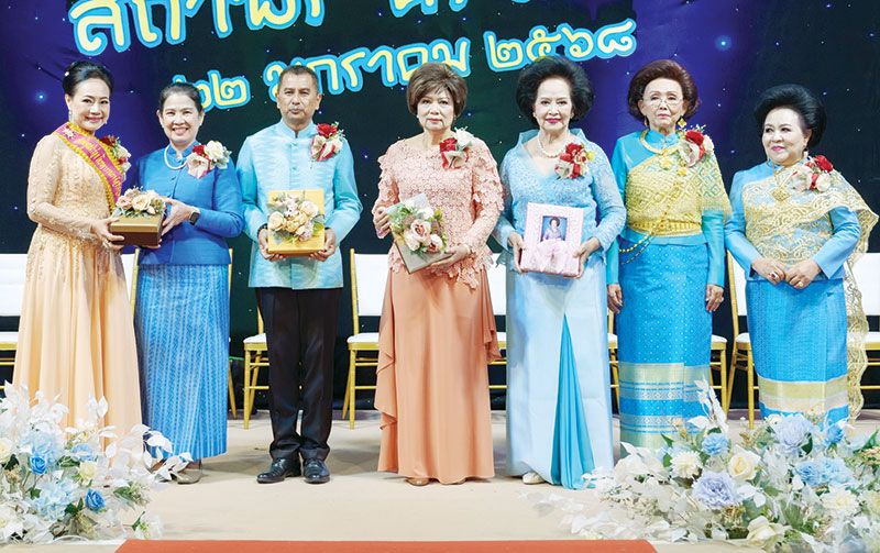 รศ.ดร.กฤตติกา แสนโภชน์, กอบแก้ว คงน้อย และ เพ็ญปรียา ประสันนาการ มอบ
ของที่ระลึกให้กับ ราชันย์-นงลักษณ์ ซุ้นหั้ว, เบญจมาศ ปริญญาพล และ เพ็ญพักตร์
ศรีทอง ในโอกาสมาเป็นประธานในงาน

