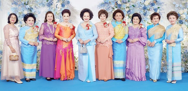 เพ็ญพักตร์ ศรีทอง ปธ.สมาคมสภาแม่ดีเด่นแห่งชาติฯ และกรรมการ อาทิ กอบแก้ว คงน้อย,
ดร.รัตน์มณี ตันยิ่งยง, อโนมา วิจิตรวิกรม, เบญจมาศ ปริญญาพล, รศ.ดร.กฤตติกา แสนโภชน์
และ ยุพา สุภอมรพันธุ์