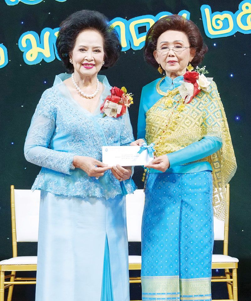 ปธ.สมาคมสภาแม่ดีเด่นแห่งชาติฯ มอบเงินสนับสนุนการจัดงานให้กับ รศ.ดร.กฤตติกา แสนโภชน์ นายกสมาคมแม่ดีเด่นแห่งชาติประจำจังหวัดอุดรธานี

