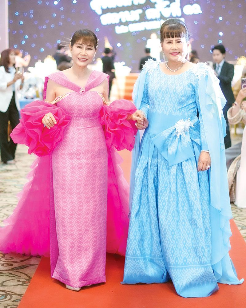 แฟชั่นโชว์ผ้าไทยแสดงแบบโดยผู้หญิงเก่งแห่งอุดรธานี