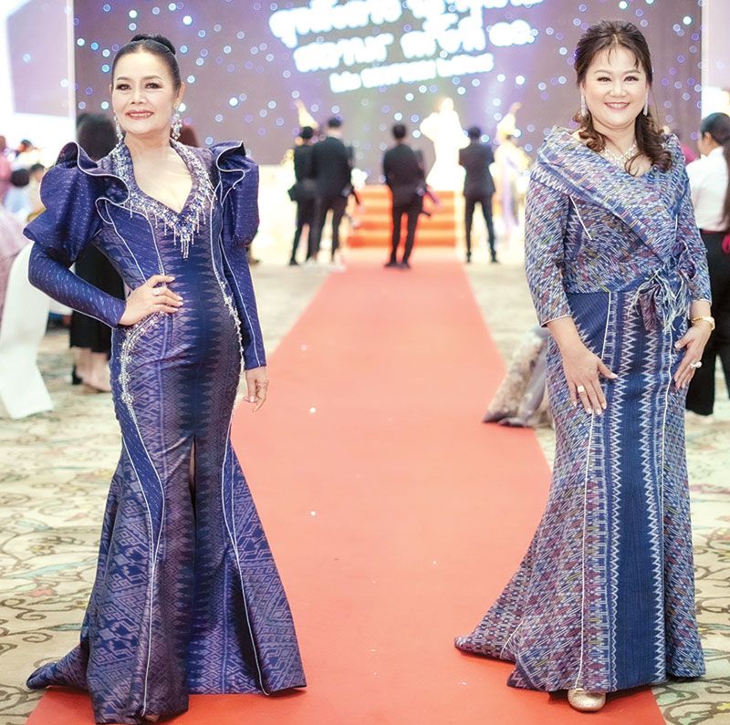 แฟชั่นโชว์ผ้าไทยแสดงแบบโดยผู้หญิงเก่งแห่งอุดรธานี