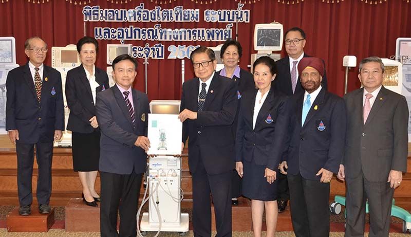 ศ.คลินิกเกียรติคุณ นพ.วิศิษฎ์ สิตปรีชา เลขาธิการมูลนิธิฯ นำคณะกรรมการมอบเครื่องไตเทียม
ให้กับโรงพยาบาลต่างๆ

